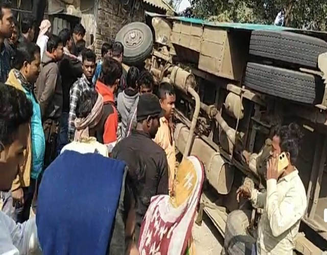 तेज रफ्तार बस पलटी, चार की हालत गंभीर