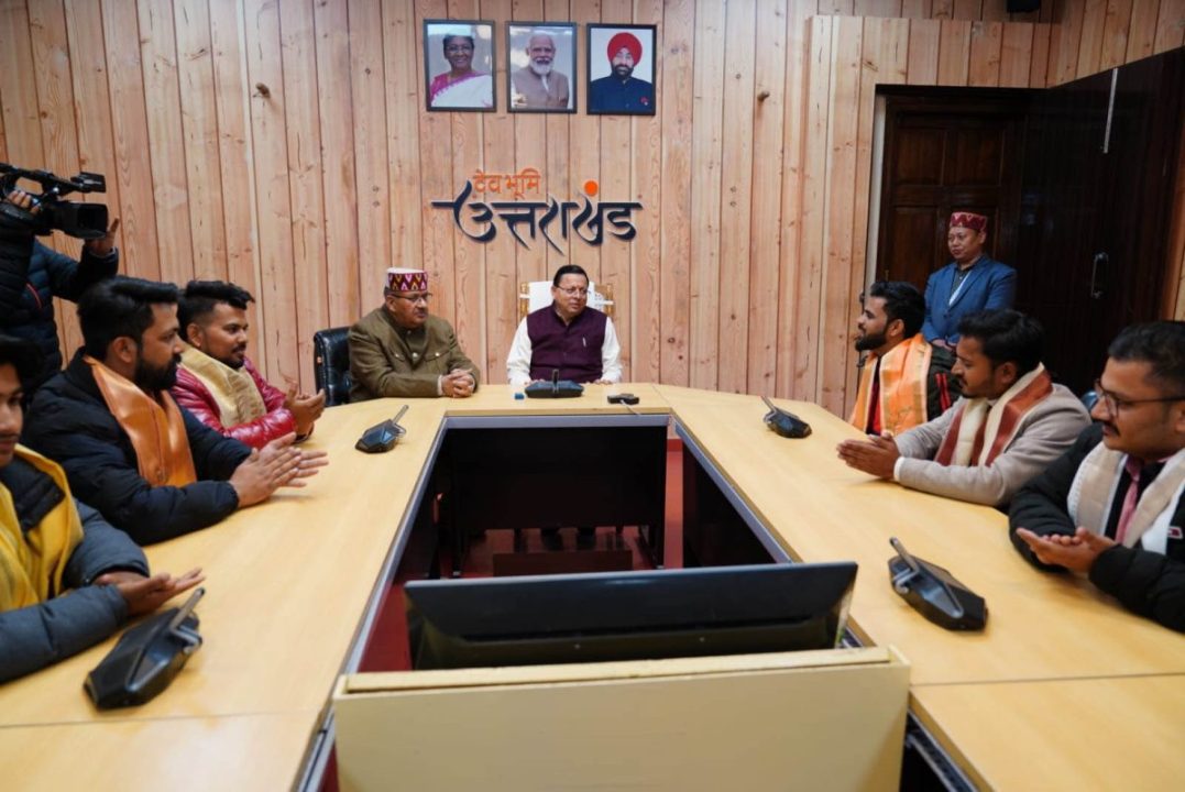 CM धामी से की युवा लोक कलाकारो ने मुलाकात
