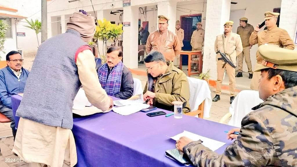 पुलिस अधीक्षक ने जनता की समस्याओं को सुनकर संबंधित को निर्देशित किया