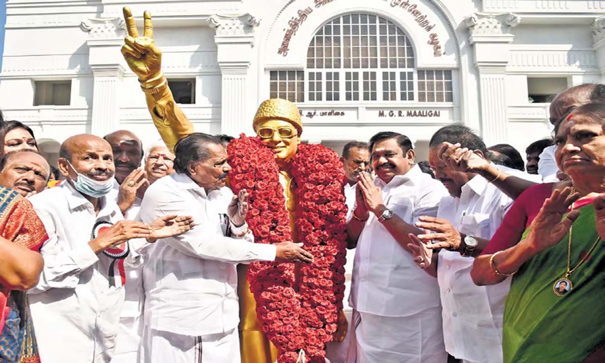 Tamil Nadu: अन्नाद्रमुक के पूर्व और वर्तमान नेताओं ने एमजीआर को श्रद्धांजलि दी