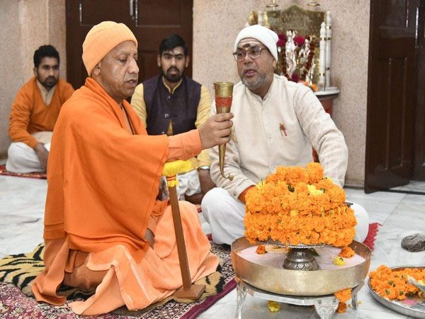 Uttar Pradesh : मुख्यमंत्री योगी आदित्यनाथ ने नए साल की सुबह गोरखनाथ मंदिर में हवन, रुद्राभिषेक किया
