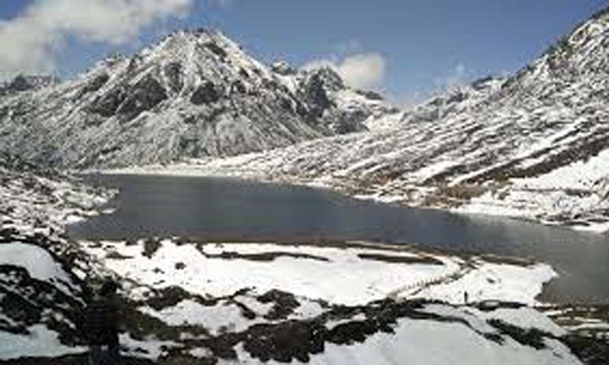 डीईओ ने अधिकारियों को मतदान केंद्रों का दौरा करने को कहा