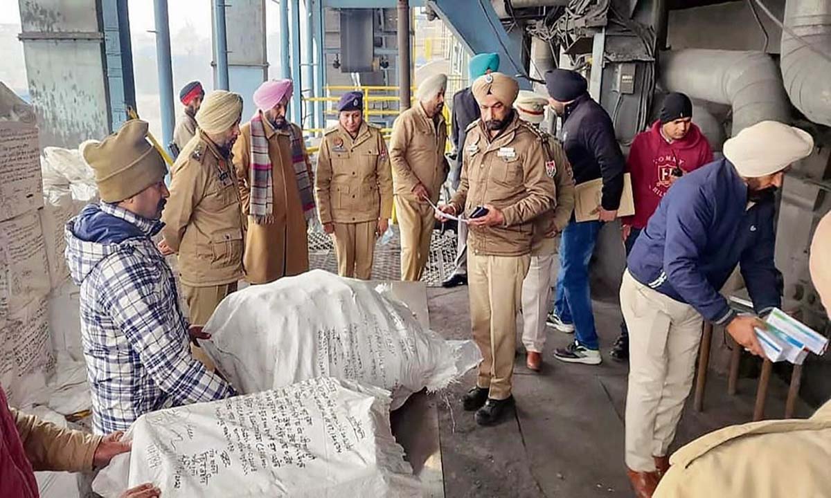 Amritsar: मिल में नष्ट की गईं जब्त दवाएं