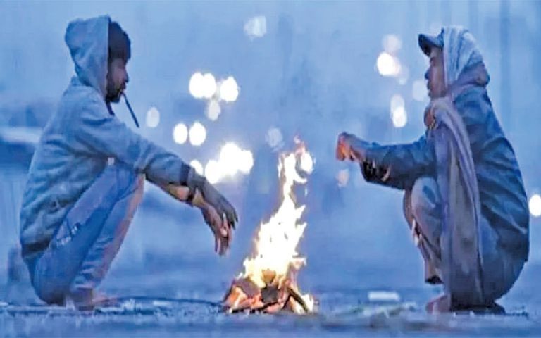 Jammu and Kashmir: जम्मू असामान्य ठंड से जूझ रहा है, कश्मीर में भीषण ठंड जारी