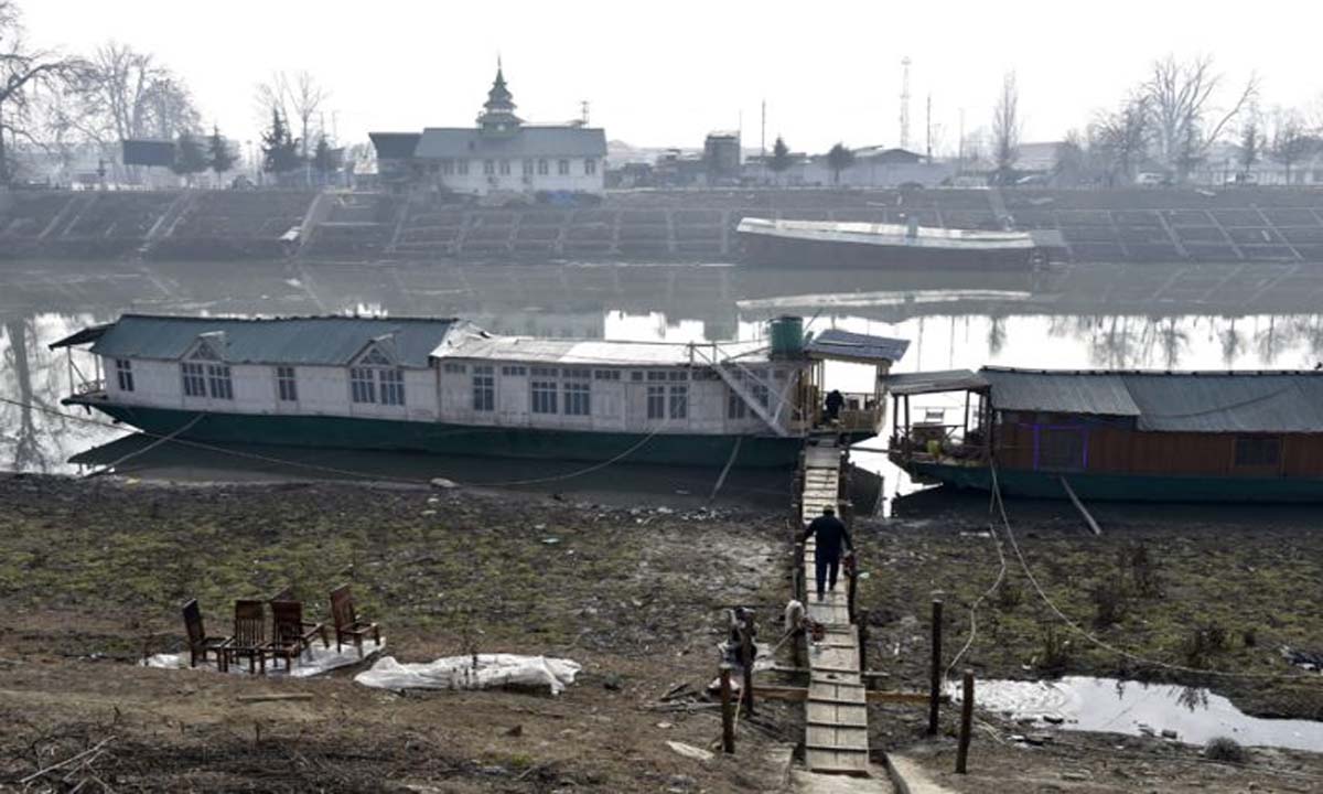 कश्मीर में लंबे समय तक सूखे का असर जल स्रोतों पर पड़ने से चिंताएं बढ़ गई