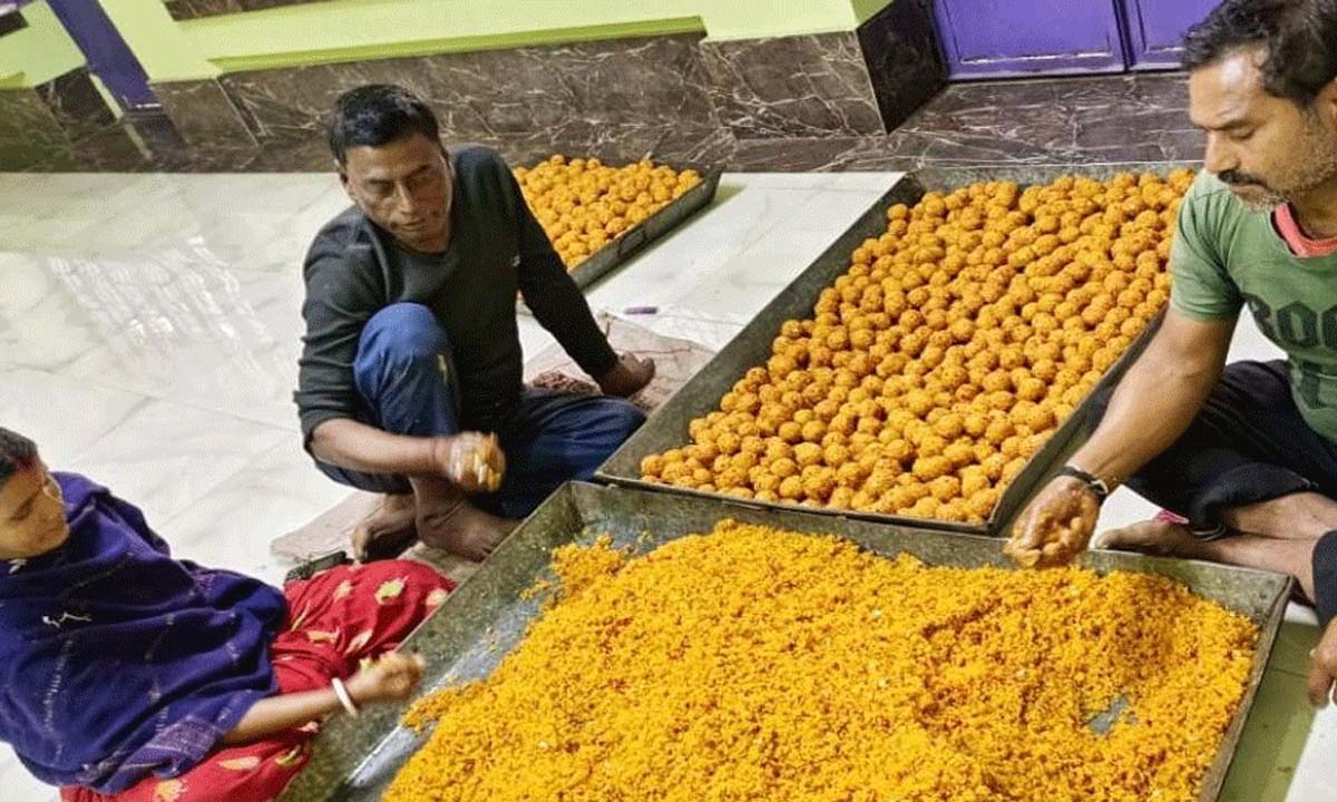 Ram temple inauguration: हलवाईयों ने लड्डुओं की आपूर्ति की समय सीमा पूरी करने के लिए समय से भागना शुरू