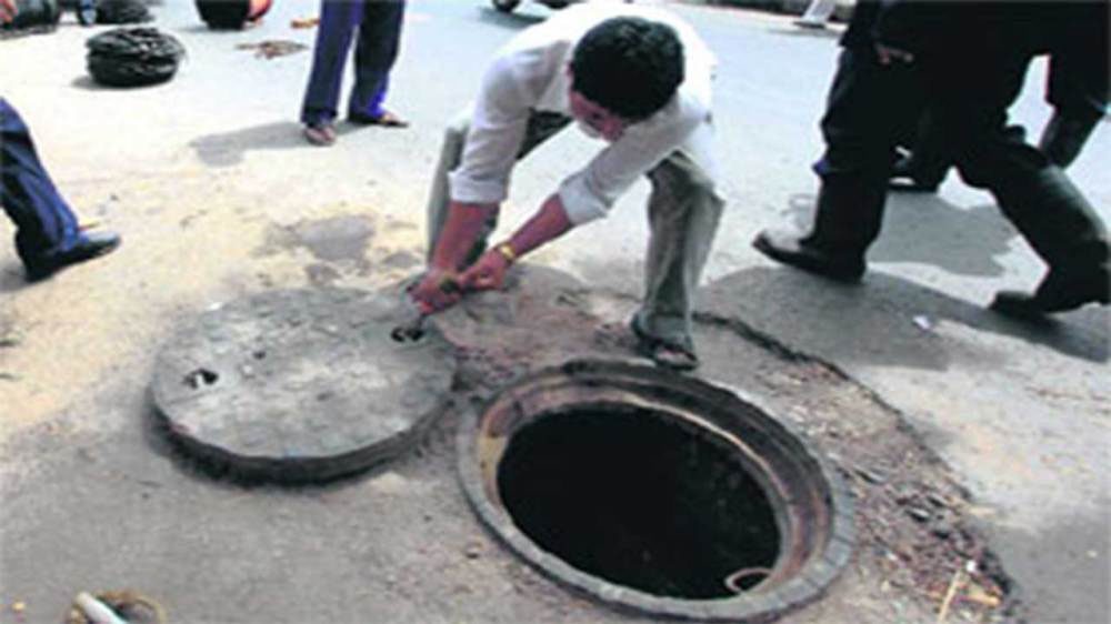 Gujarat : सरकार को मृतक सफाईकर्मी के परिवार को मुआवजा देते हुए ठिकाने को बंद करना चाहिए