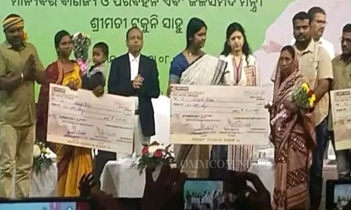 ओडिशा सरकार ने मृत ड्राइवरों के परिजनों को दिया मुआवजा