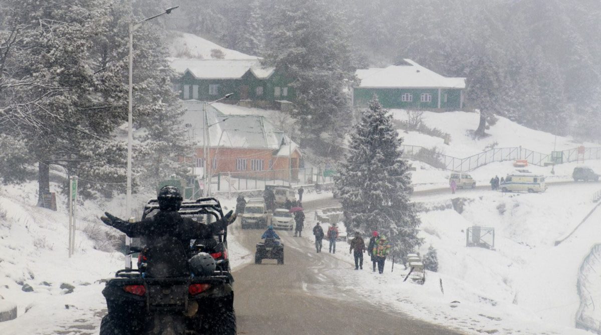 Jammu and Kashmir: कश्मीर के मैदानी इलाकों में बर्फबारी, ऊंचाई वाले इलाकों में बर्फ की चादर बिछी हुई है