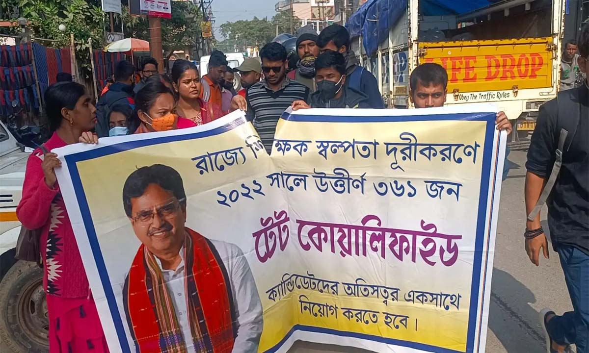 Tripura News: टीईटी उत्तीर्ण शिक्षक अभ्यर्थियों ने नियुक्ति की मांग को लेकर सीएम आवास के पास प्रदर्शन किया