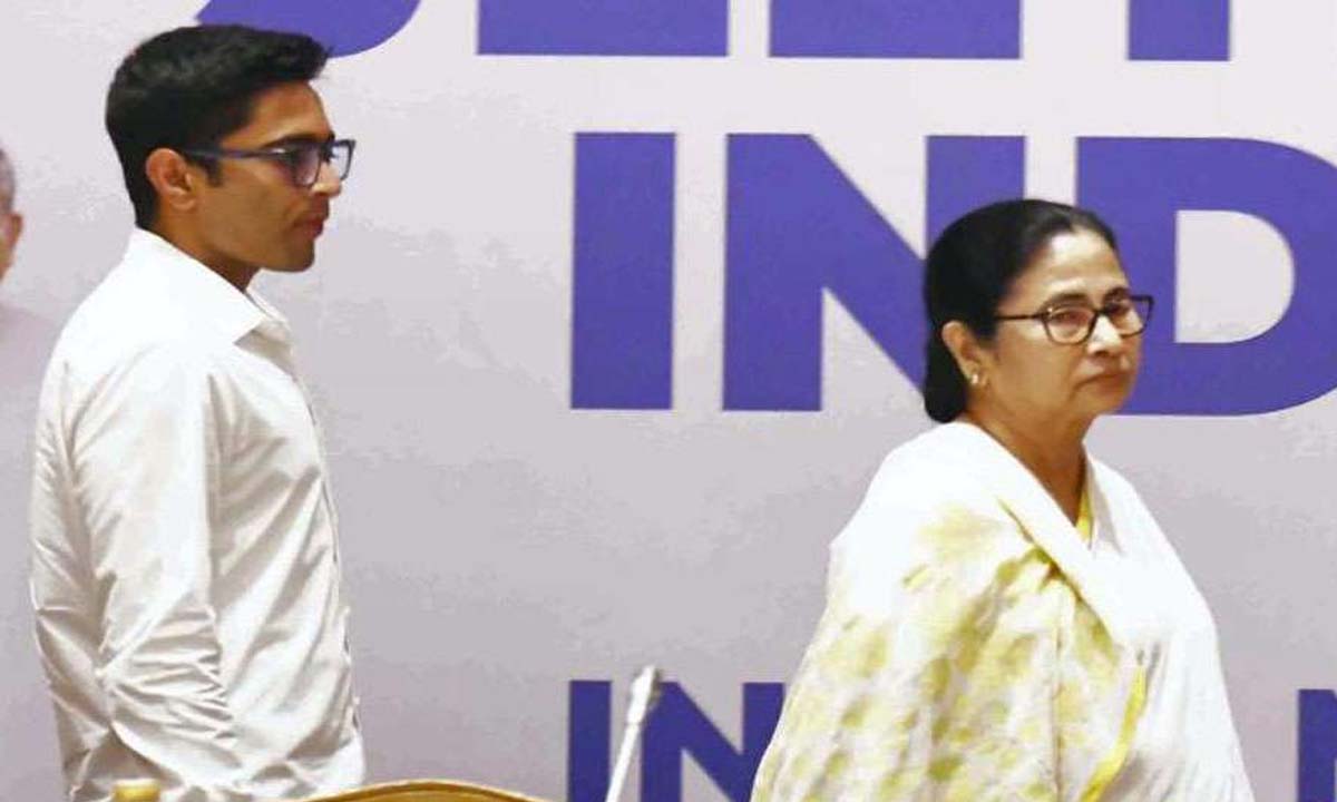Calcutta News: तृणमूल कांग्रेस में कलह के बीच अभिषेक बनर्जी ने ममता बनर्जी से मुलाकात की
