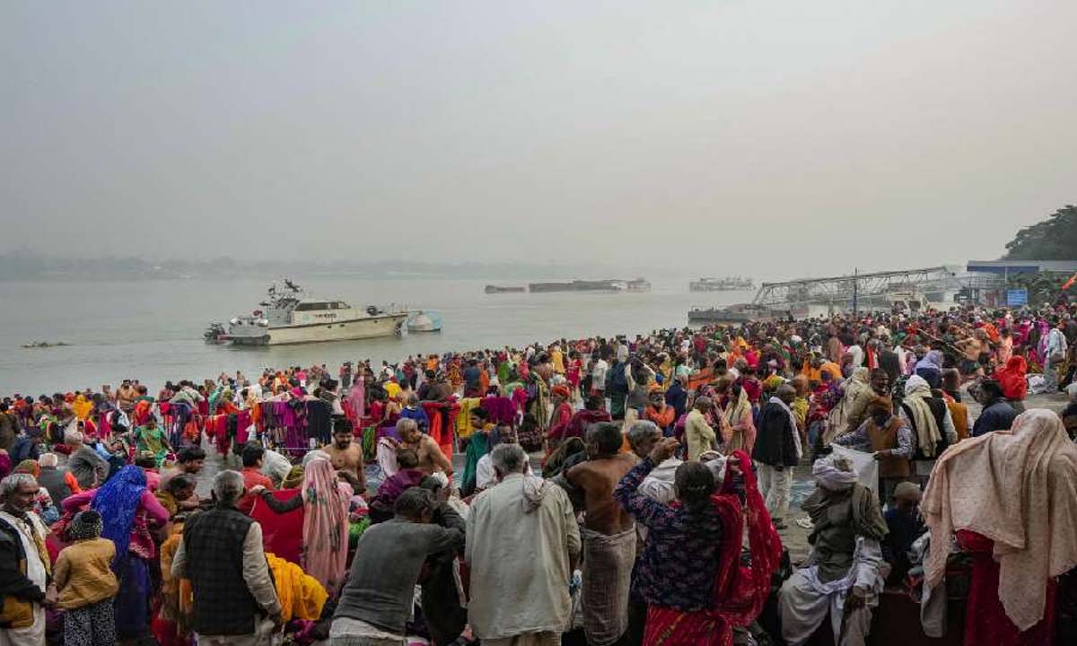 Kolkata: मकर संक्रांति से पहले 65 लाख से अधिक तीर्थयात्री गंगासागर पहुंचे और पवित्र स्नान किया