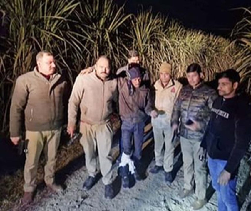 पुलिस मुठभेड़ में हत्या का आरोपी गिरफ्तार, बुजुर्ग महिला का गला दबाकर मार डाला