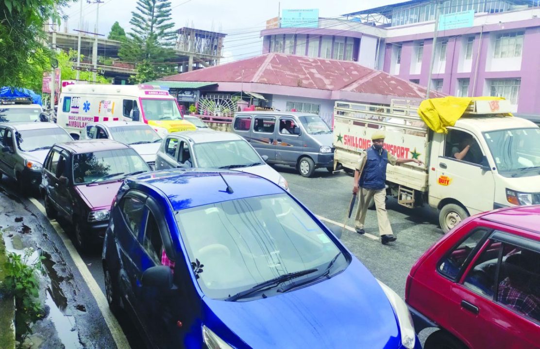Meghalaya : भीड़भाड़ वाली सड़कों की समस्या बनी हुई है अस्थायी पार्किंग