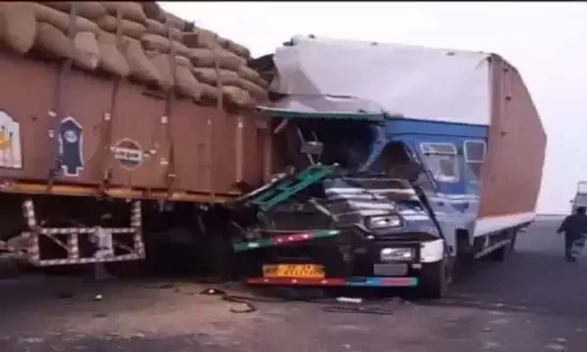 ट्रकों के आपस में टकराने से दो ट्रक चालकों की मौत