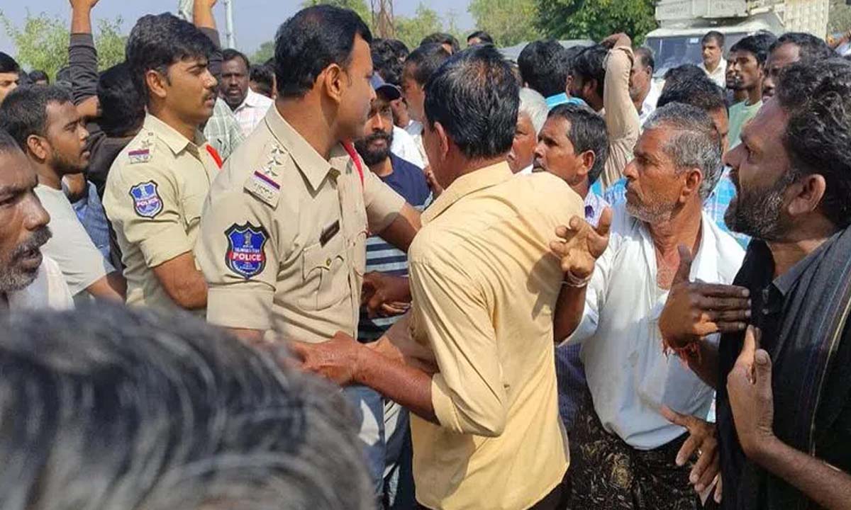 30 से अधिक प्रदर्शनकारियों पर इथेनॉल फैक्ट्री की संपत्ति को नुकसान पहुंचाने, पुलिस पर हमला करने का मामला दर्ज किया