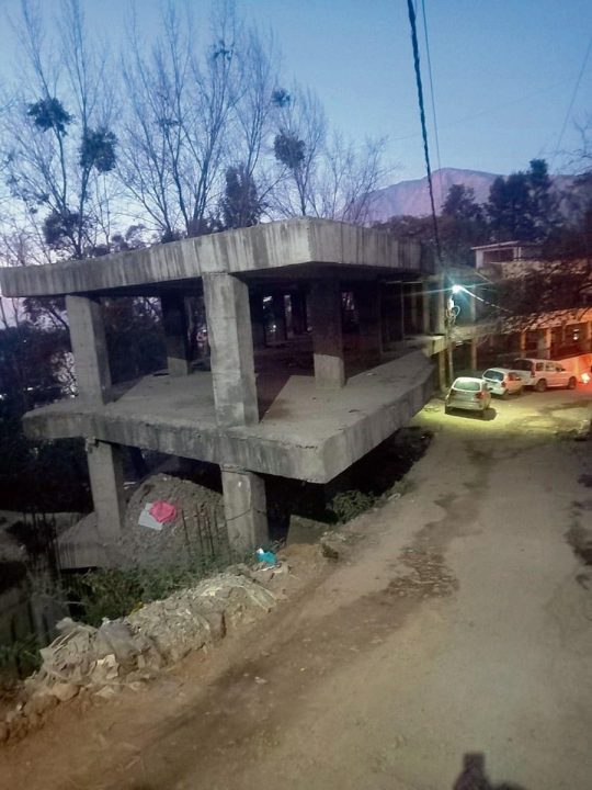 Himachal : सोलन में पार्किंग स्थल अप्रयुक्त, कोई रखरखाव नहीं