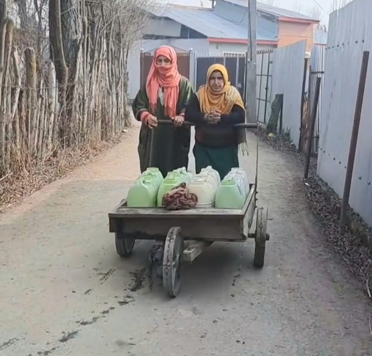 Jammu and Kashmir: सोपोर गांव के निवासी पानी की कमी से परेशान