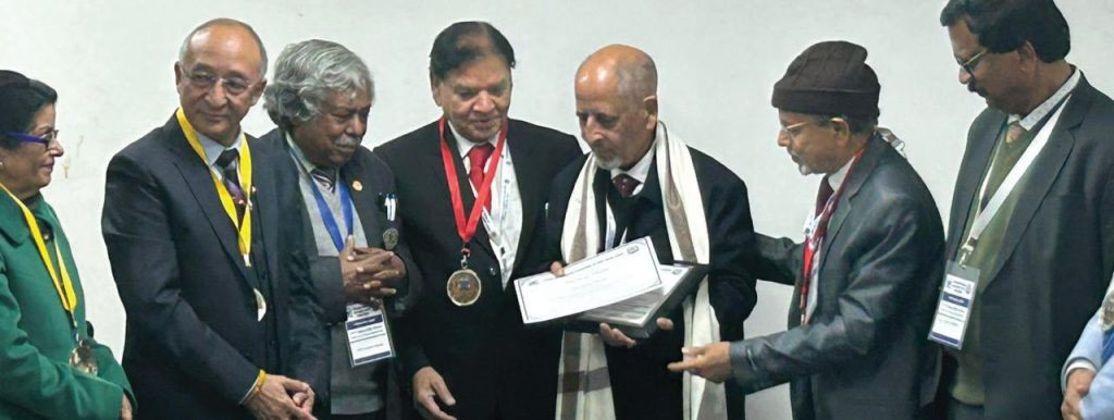 Jammu and Kashmir: नेत्र रोग विशेषज्ञ डॉ. बशीर अहमद को पुरस्कृत किया गया