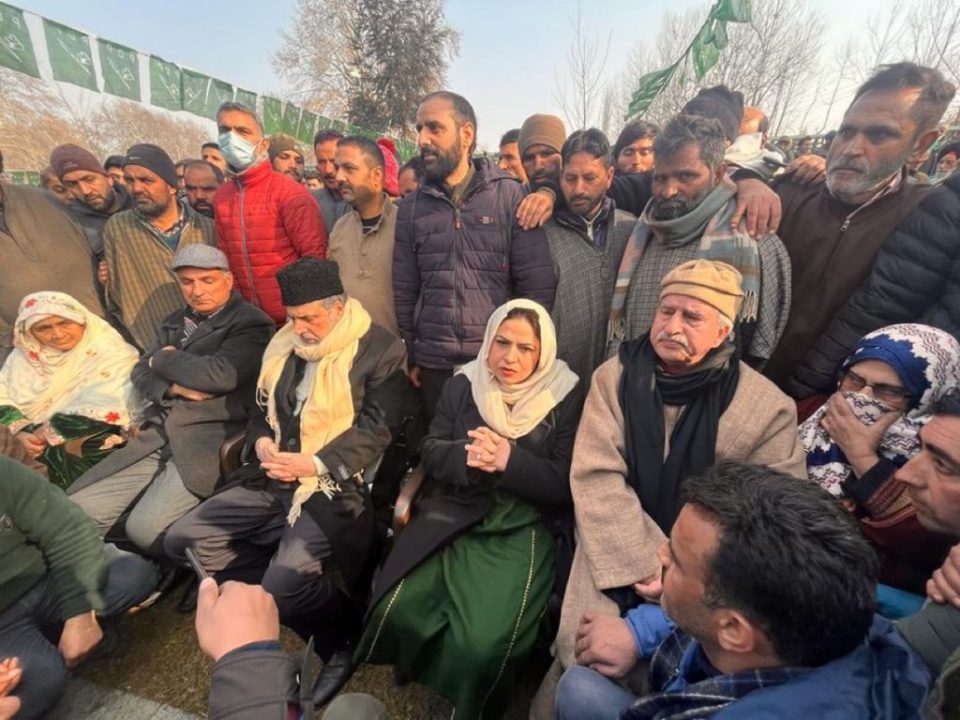 Jammu and Kashmir : मुफ्ती सईद की बरसी पर मुजफ्फर बेग, पत्नी सफीना फिर से पीडीपी में शामिल हुए