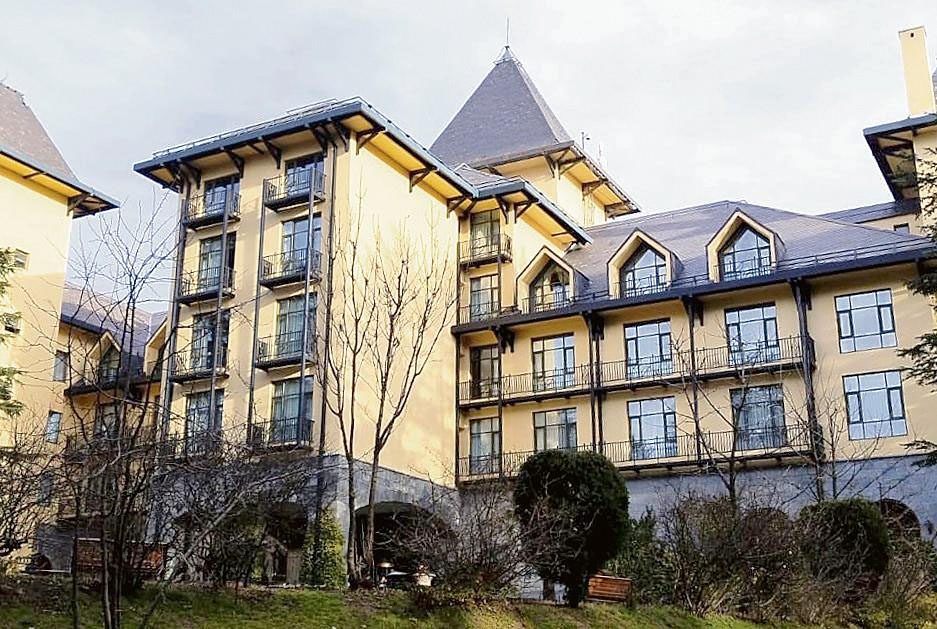 Himachal : हाई कोर्ट ने होटल श्रृंखला से कहा, वाइल्डफ्लावर हॉल सरकार को सौंपें