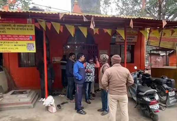 चोरों ने मंदिर को बनाया निशाना, तलाश में जुटी पुलिस