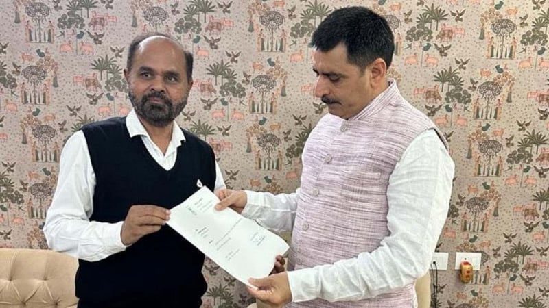 Gujarat : गुजरात में एक और विधायक ने दिया इस्तीफा, कांग्रेस की बढ़ी मुसीबत
