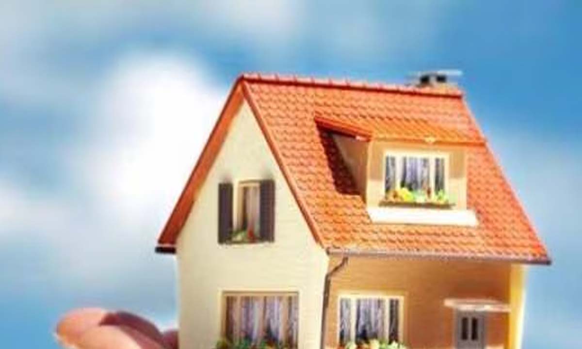 आवास योजना के तहत पैसा नहीं मिलने पर व्यक्ति ने कार्यालय के बाहर आत्मदाह करने का किया प्रयास
