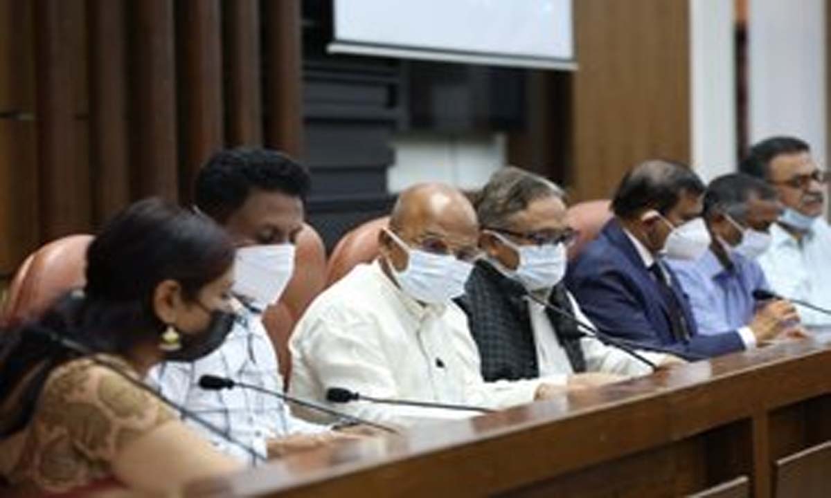 New Covid variant scare: कर्नाटक के मंत्री ने कहा- घबराने की जरूरत नहीं