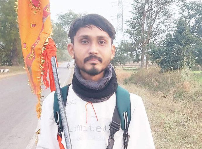 रामनाम का जाप करते अयोध्या के लिए पैदल ही निकल पड़ा युवक