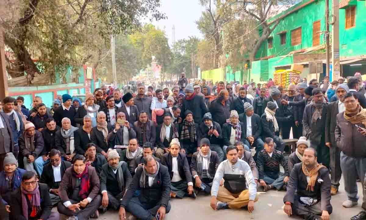 Kaimur : सड़क हादसे में अधिवक्ता की मौत पर कोर्ट में धरने पर बैठे सारे वकील