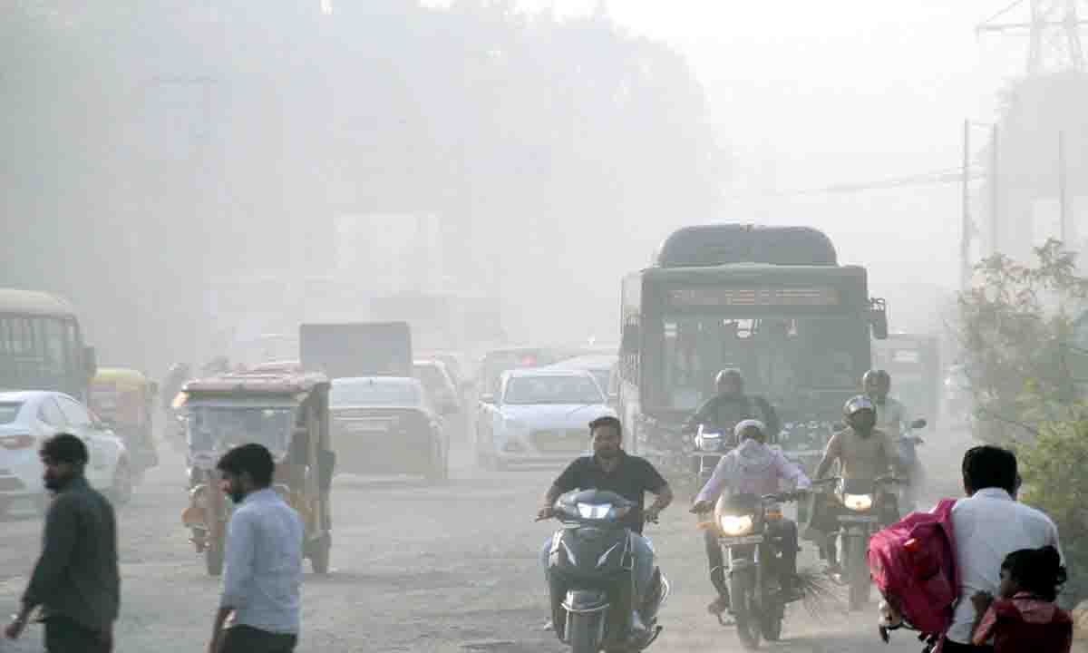 Delhi polluted : दिल्ली में हवा बेहद खराब श्रेणी में बरकरार ,AQI 329 दर्ज; पूरा दिन छाया रहा कोहरा