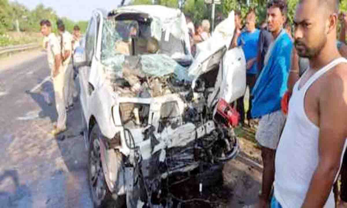 Bihar Road Accident : सीवान से पटना जा रही कार ट्रक से टकराई, आठ लोग घायल