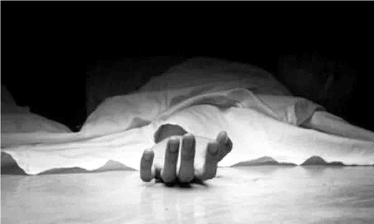 Aligarh : बुजुर्ग यात्री अचानक अचेत होकर गिरा, हृदयाघात से हुई मौत