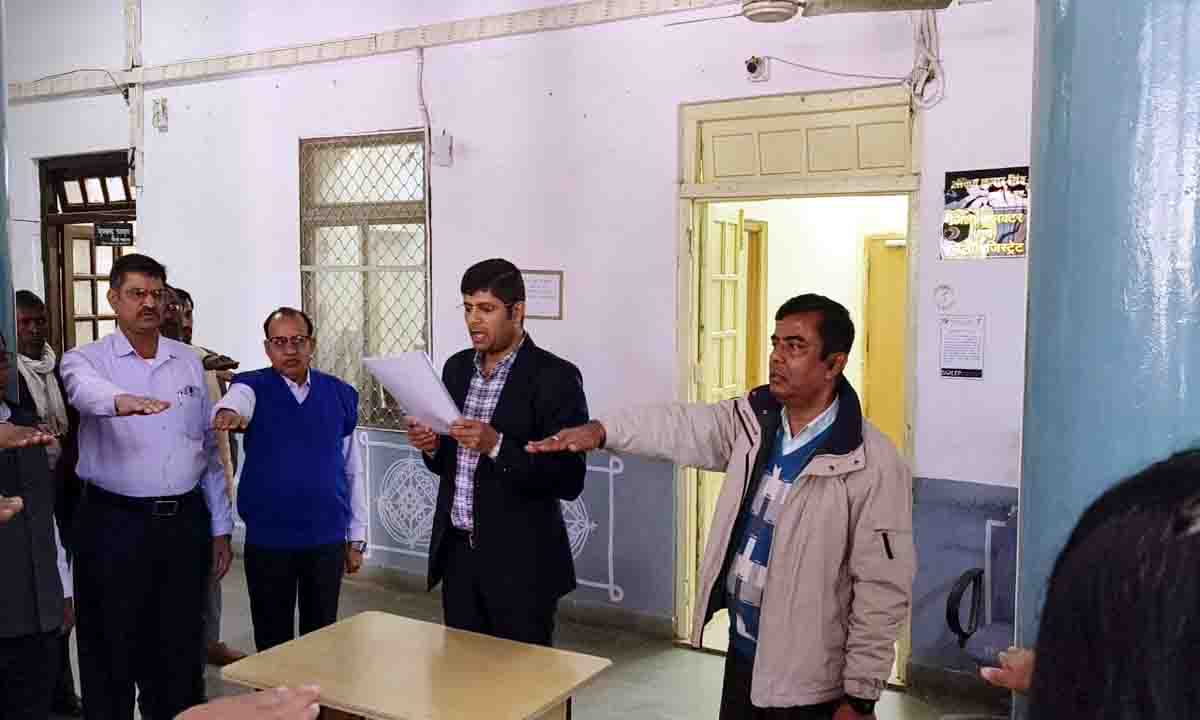Dungarpur : राष्ट्रीय मतदाता दिवस पर एडीएम मीणा ने दिलाई शपथ