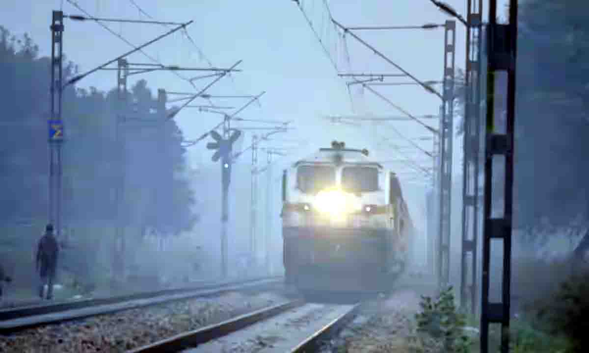 Agra : कोहरे के कारण ट्रेनों की गति हुई आधी, यात्रियों ने 469 टिकट की रद्द