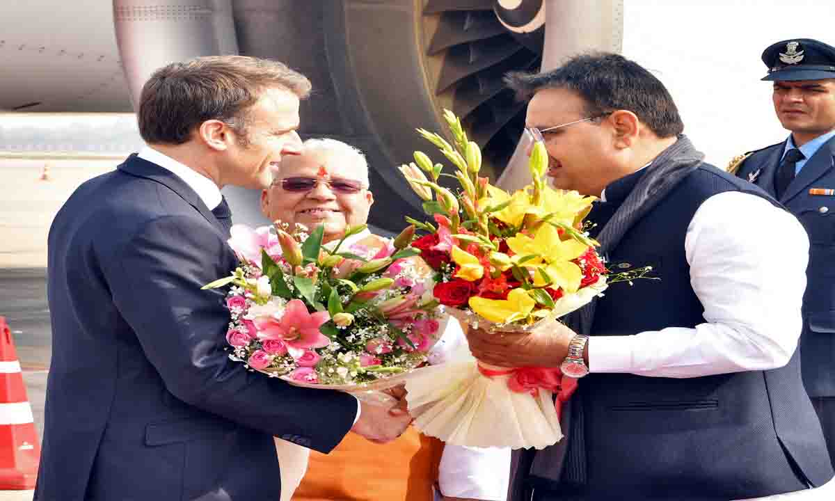 Jaipur : मुख्यमंत्री भजनलाल शर्मा ने गुरूवार को फ्रांस के राष्ट्रपति इमैनुएल मैक्रॉन के जयपुर पहूंचने