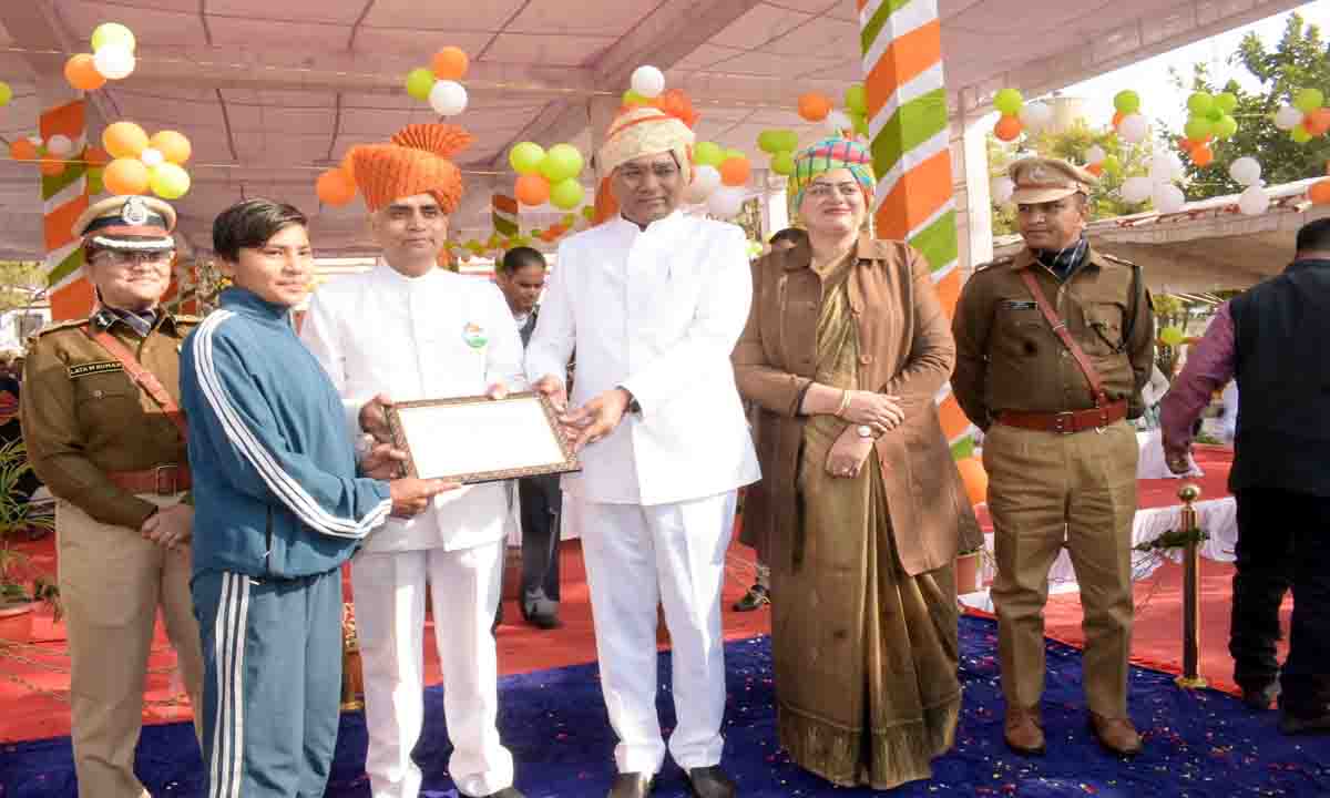 Ajmer : हर्षोंल्लास से मनाया गणतंत्र दिवस जल संसाधन मंत्री श्री सुरेश सिंह रावत ने किया ध्वजारोहण