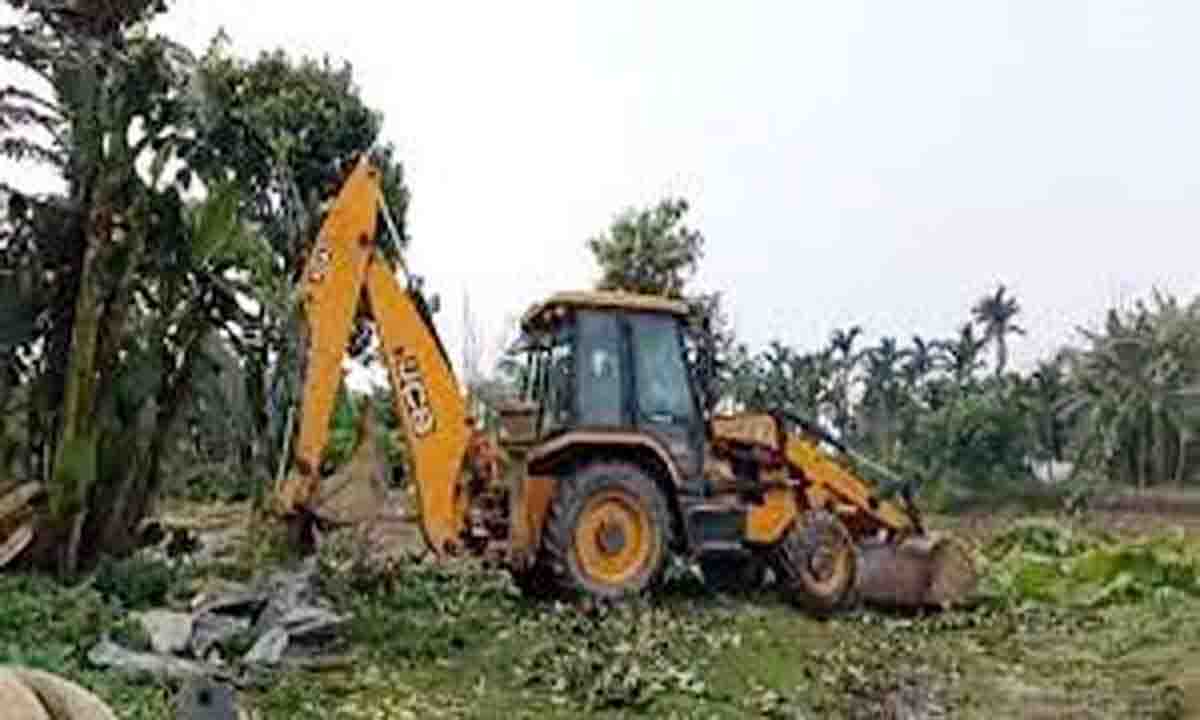 Dehradun : अवैध मजार पर चली जेसीबी, छह माह में 1305 हेक्टेयर वन भूमि अतिक्रमण मुक्त