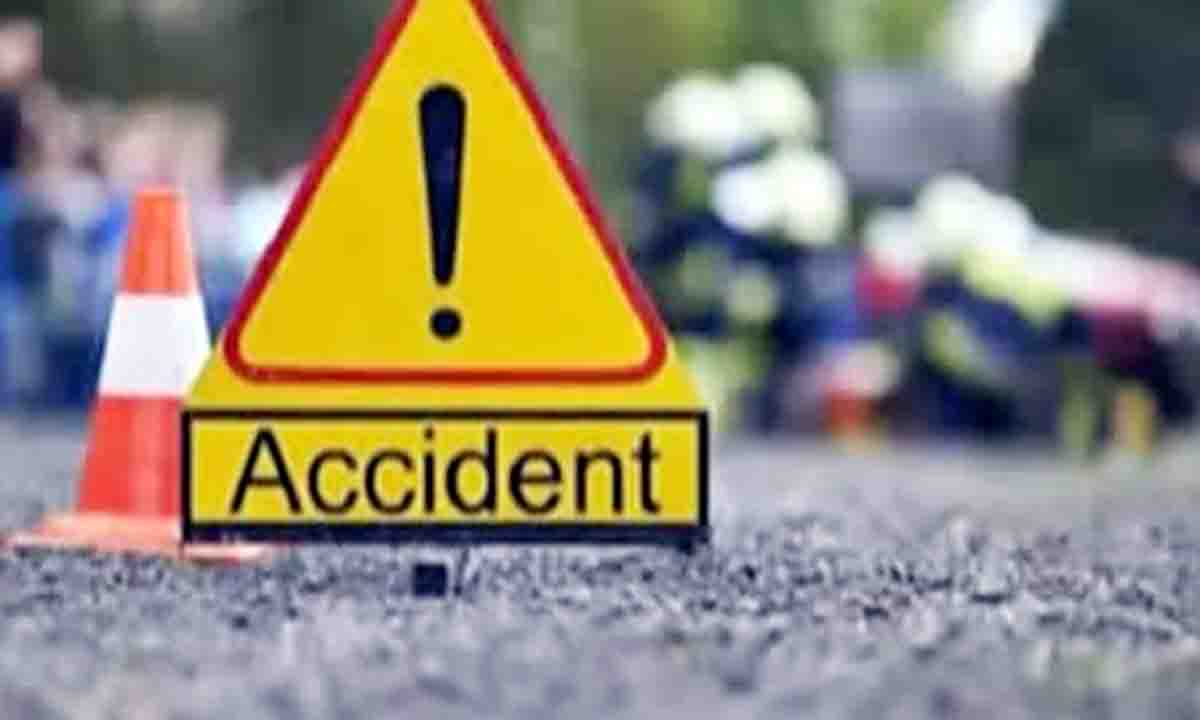 Bokaro : बहादुरपुर में बिजली पोल से टकराई कार, चालक हालत गंभीर