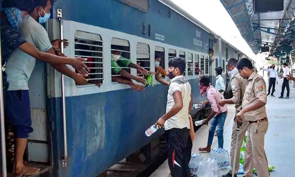 सीएम धामी ने दिखाई हरी झंडी : राम भक्तों को लेकर हरिद्वार से अयोध्या रवाना हुई पहली ट्रेन