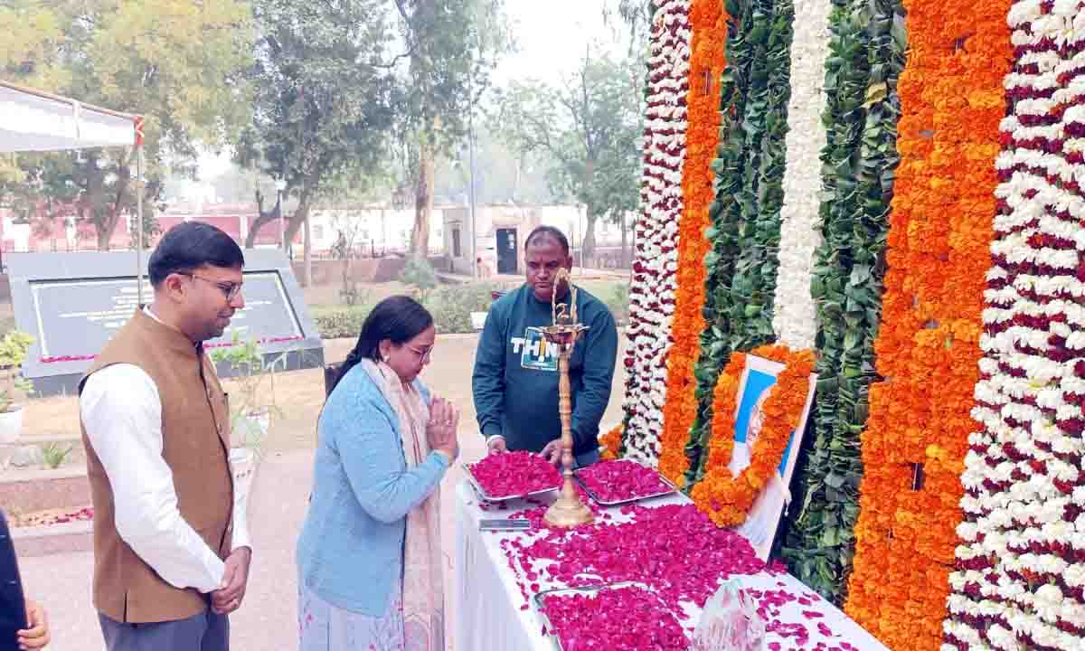 शहीद दिवस पर महात्मा गांधी की प्रतिमा पर अर्पित की गई पुष्पांजलि गांधी जी के प्रिय भजनों का हुआ गायन