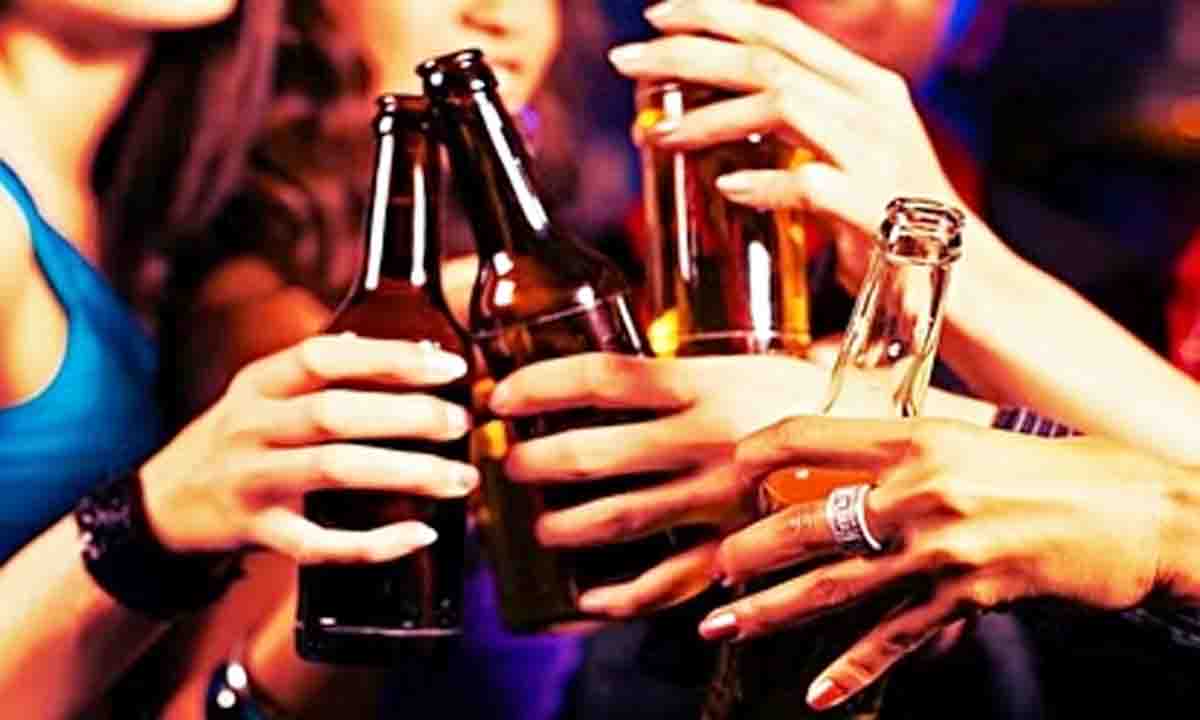 Agra : नए साल पर शौकीन 16 करोड़ रुपये की गटक गए शराब, 49 अस्थाई बार लाइसेंस हुआ जारी