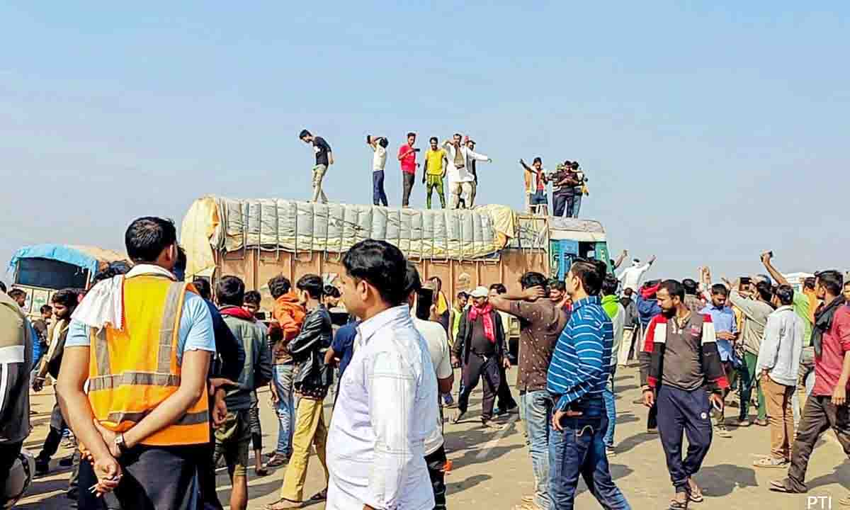 Dausa : हिट एंड रन कानून के खिलाफ ट्रक, बस , रिक्शा चालकों के द्वारा किये जा रहे देशव्यापी चक्काजाम