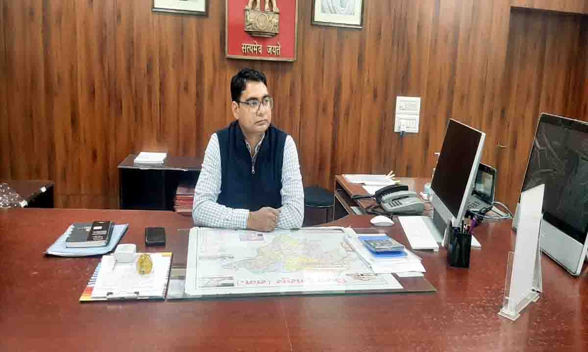 Dungarpur : विकसित भारत संकल्प यात्रा को सफल बनाना सर्वोच्च प्राथमिकता- जिला कलक्टर अंकित कुमार सिंह