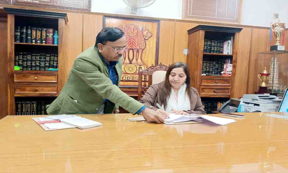 Churu : जिला कलक्टर पुष्पा सत्यानी ने किया कार्यग्रहण