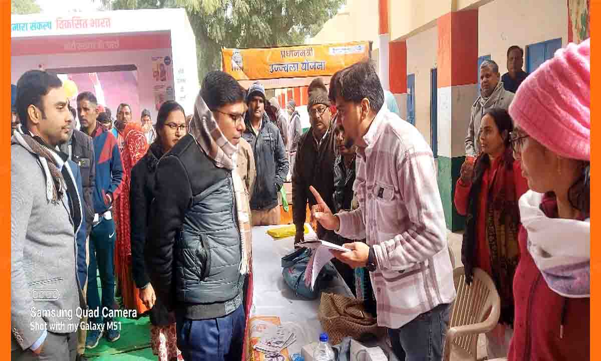 Bikaner : विकसित भारत संकल्प यात्रा जिला कलेक्टर ने हंसेरा में आयोजित शिविर का किया निरीक्षण