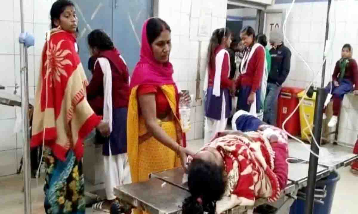 Bhojpur : अंबेडकर छात्रावास फूड प्वाइजनिंग से 30 छात्राओं की बिगड़ी तबीयत, अस्पताल में भर्ती