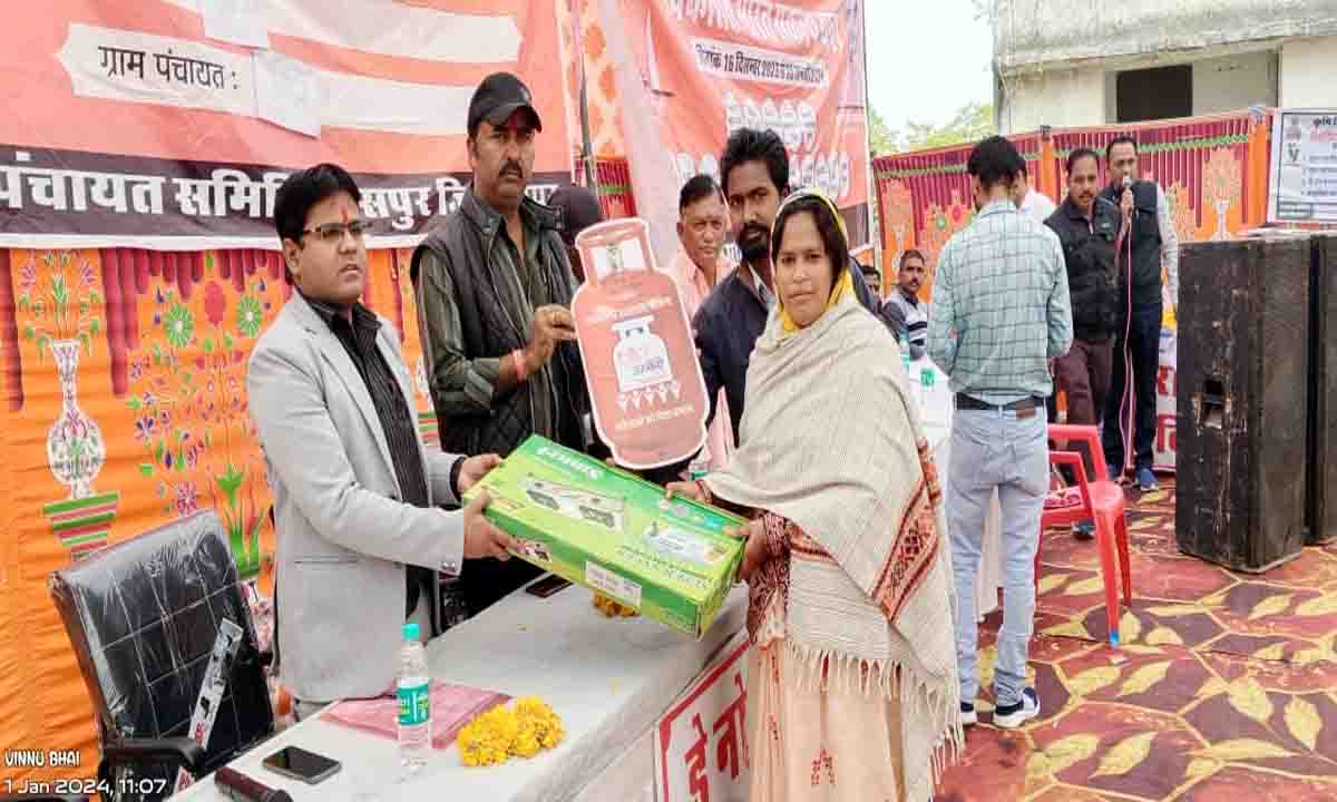 Dungarpur : विकसित भारत संकल्प यात्रा... डूंगरपुर जिले में महिलाओं को मिला नववर्ष का उपहार