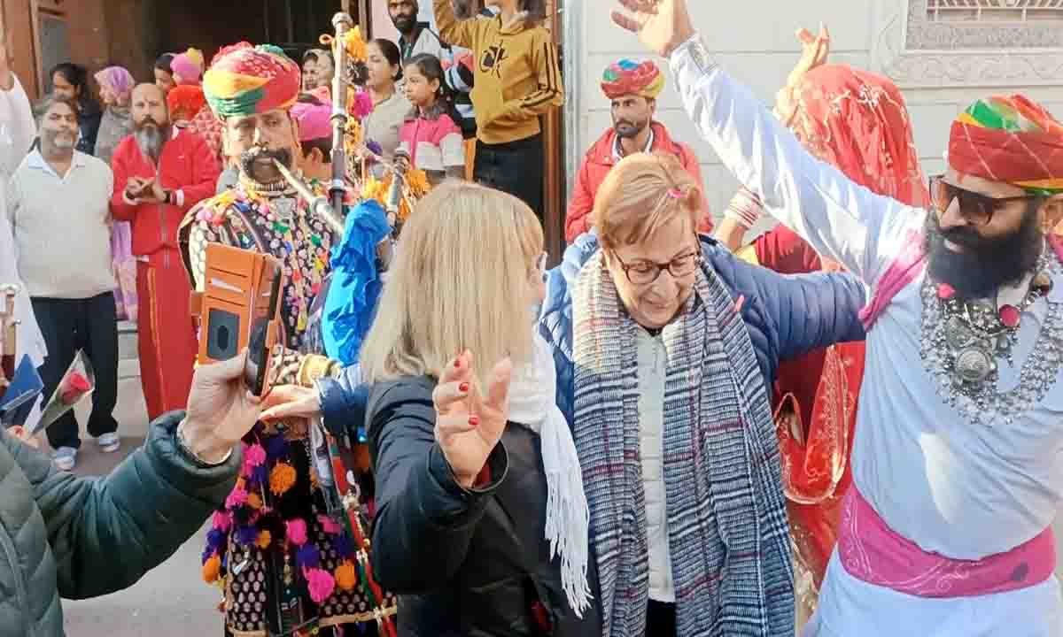 Jaipur : ऊंट महोत्सव- 2024 हेरिटेज वॉक के साथ हुआ आगाज, शहरवासियों ने पुष्प वर्षा कर जगह-जगह किया मेहमानो का स्वागत